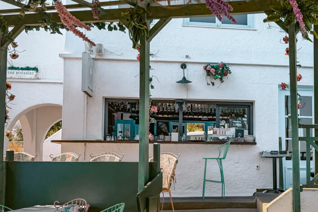 Cielo Mar in Spetses with white walls, green accents